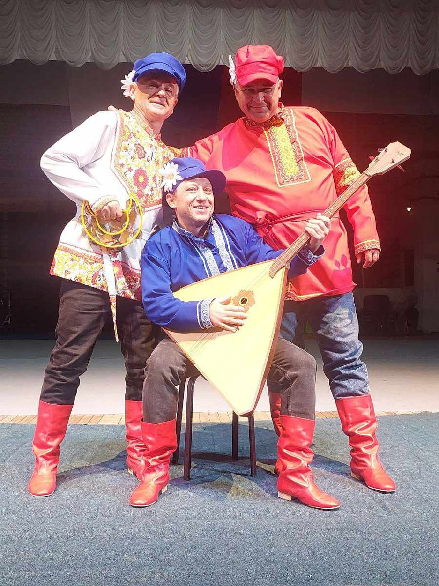 Васілій Буйнєвіч в косоворотці з балалайкою 